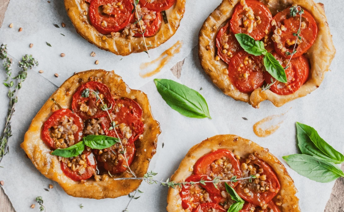 Tartelettes tatin aux tomates cerises, caramel au basilic et kasha