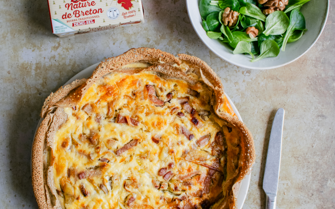 Gâteau de galettes aux lardons et oignons, salade de mâche