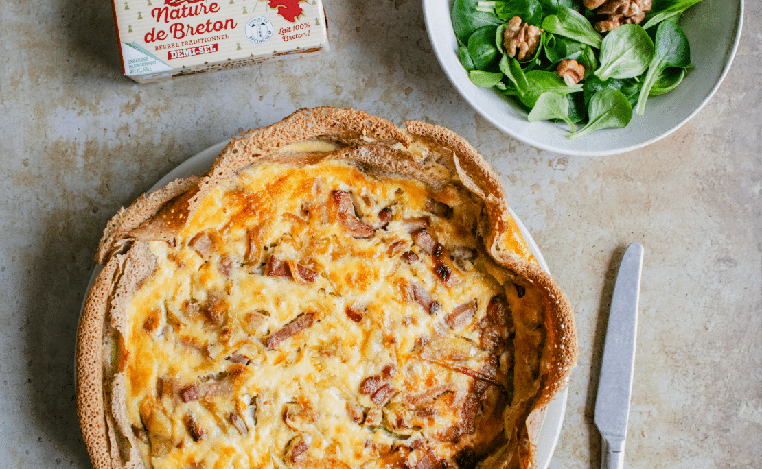 Recette de gâteau de galettes aux lardons et oignons, salade de mâche