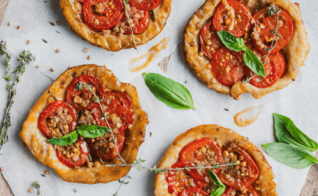 Tartelettes tatin aux tomates cerises, caramel au basilic, tomme de Rhuys et kasha